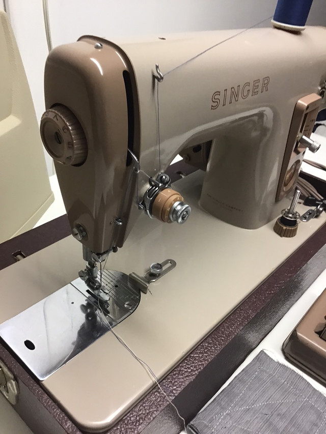227M portable sewing machine SINGER  in Hobbies & Crafts in Hamilton - Image 4