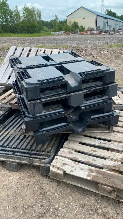 PALETTES DE PLASTIQUE ET DE BOIS À DONNER, View more