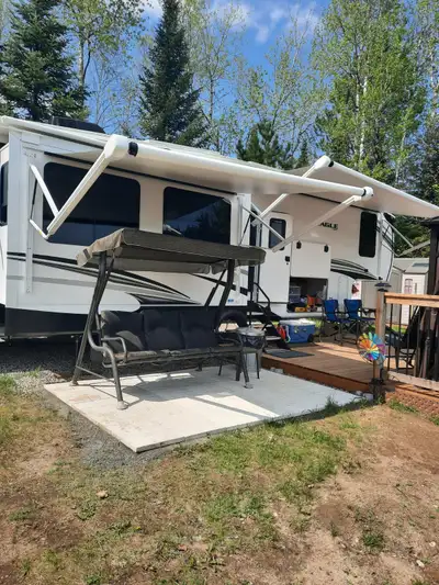 Fifthwheel Jayco Eagle 321RSTS 2022 avec 3 extensions Stationnaire depuis son achat Très bien entret...