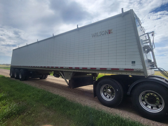2014 Wilson Commander 46ft 2 Hopper Grain Trailer in Farming Equipment in Red Deer - Image 2