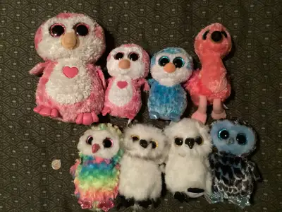 J'offre un adorable lot de huit peluches Ty Beanie Boos, parfaites pour les collectionneurs ou comme...