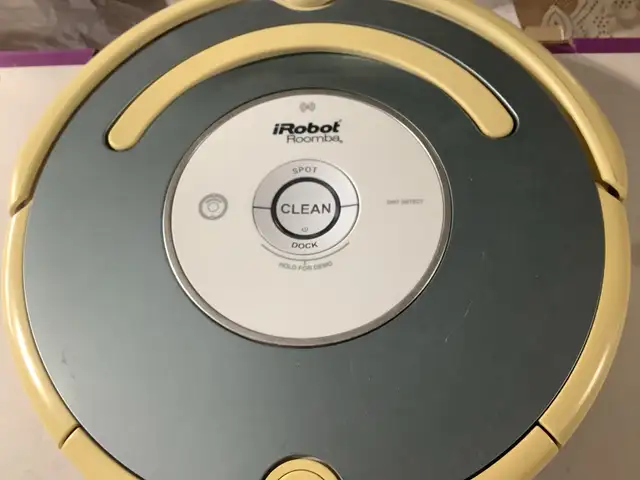 Vacuum Roomba in Vacuums in Ottawa - Image 3
