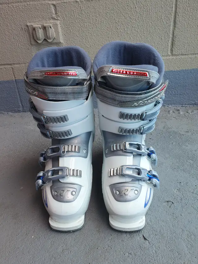 Nordica ski Boots black(27~27.5cm) white(24~24.5)Tecnica(21~21.5 in Ski in City of Montréal - Image 7