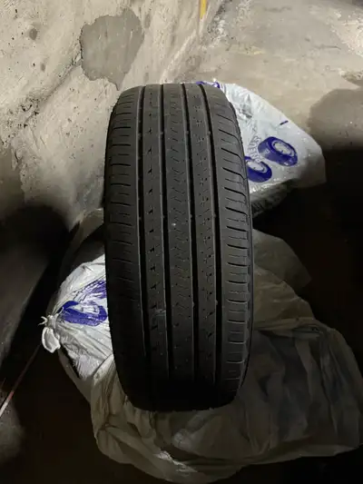 235/65R17 Excellente condition!!! Possibilité d’acheter 1 ou 2 Je peux livrer