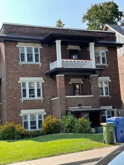 Studio apartments for rent in Casa Loma area. Very clean huge windows. New bathroom, hardwood floors...