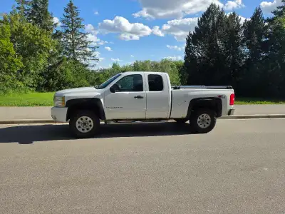 Selling my 2008 Chevy Silverado 5.3 litre V8. Recent work done: 4 inch Rough Country lift, 285/70r17...