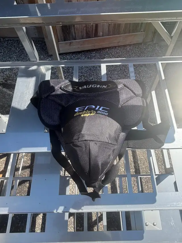 Hockey Goalie equipment full set- pads+ more - REDUCED TO SELL in Hockey in City of Toronto - Image 7