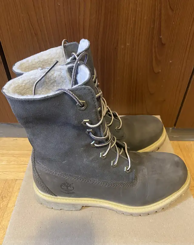 women’s Timberland Roll-Top Boots in Women's - Shoes in City of Toronto - Image 6