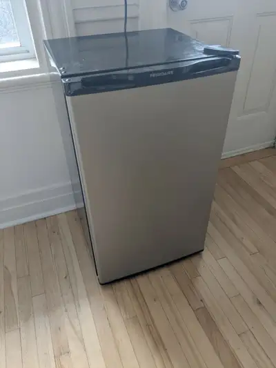 Mini réfrigerateur / Mini Fridge Frigidaire, View more