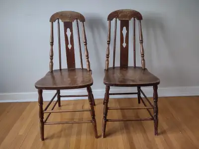 Antique Windsor type fiddle back pair of chairs, nice patina