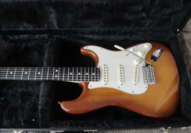 2018 AMERICAN FENDER PERFORMER STRATOCASTER GUITAR MINT $1900 in Guitars in Mississauga / Peel Region - Image 4