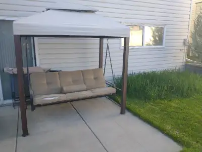 Outdoor yard swing