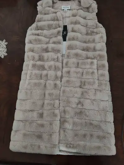 Manteau sans manches fourrure fausse / Faux fur sleeveless coat, View more