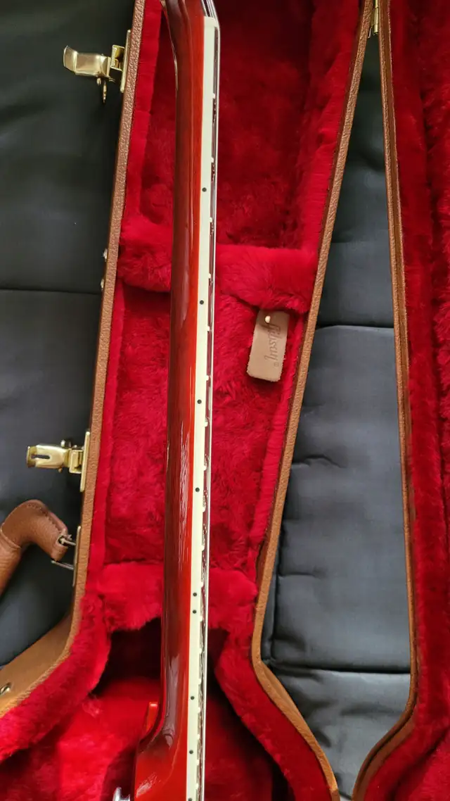Gibson 2018 SG Standard in Guitars in Ottawa - Image 7