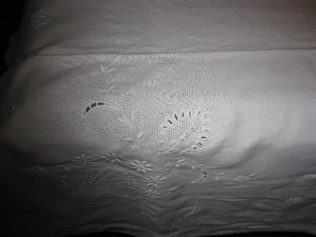 VINTAGE BELLE NAPPE POINTS RICHELIEU - SERVIETTES - BRODERIE in Arts & Collectibles in Laval / North Shore - Image 2