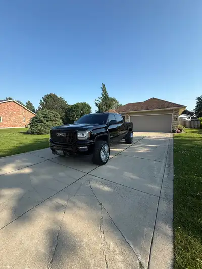 2017 GMC Sierra 1500 Elevation Crew Cab 4x4 165,000 km New transmission at around 150,000 New rear d...