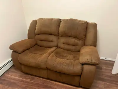 1 La-Z-Boy Recliner and 1 Loveseat ready for pick up in Royal Oak. Both gotta go today. The recliner...