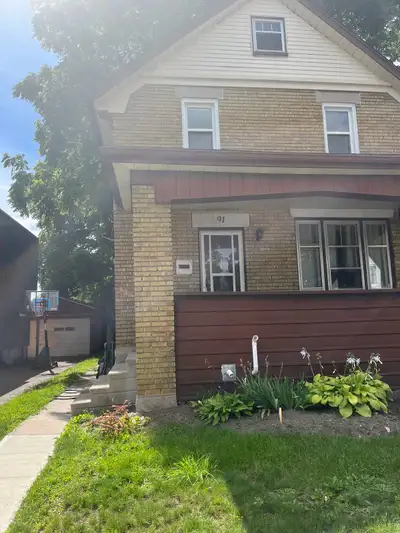 ROOM FOR RENT - AVAILABLE IMMEDIATELY: 2 available rooms in an all-female 4 Bedroom 2 Bathroom house...