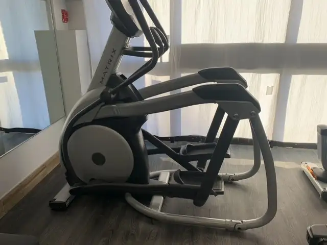 COMMERCIAL GRADE ELLIPTICAL MACHINE431102967908280321