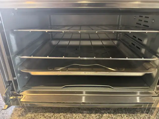 Oster 6-Slice Convection Counter Oven in Toasters & Toaster Ovens in Markham / York Region - Image 7