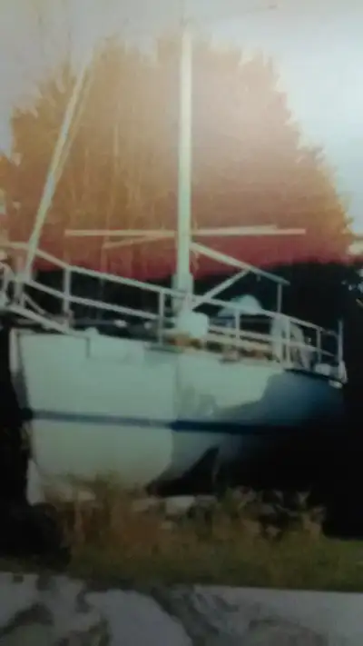 Sloop 45pi. en acier, 20 tonnes, quille rétractable, moteur diesel Cummins 185 hp. LOUIS 450-523-430...