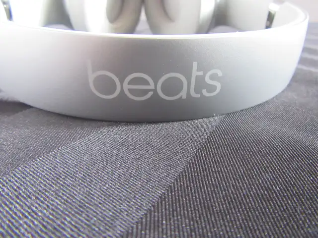 MINT Beats Solo3 Wireless Bluetooth Over-Ear Headphones in Headphones in Brockville - Image 5
