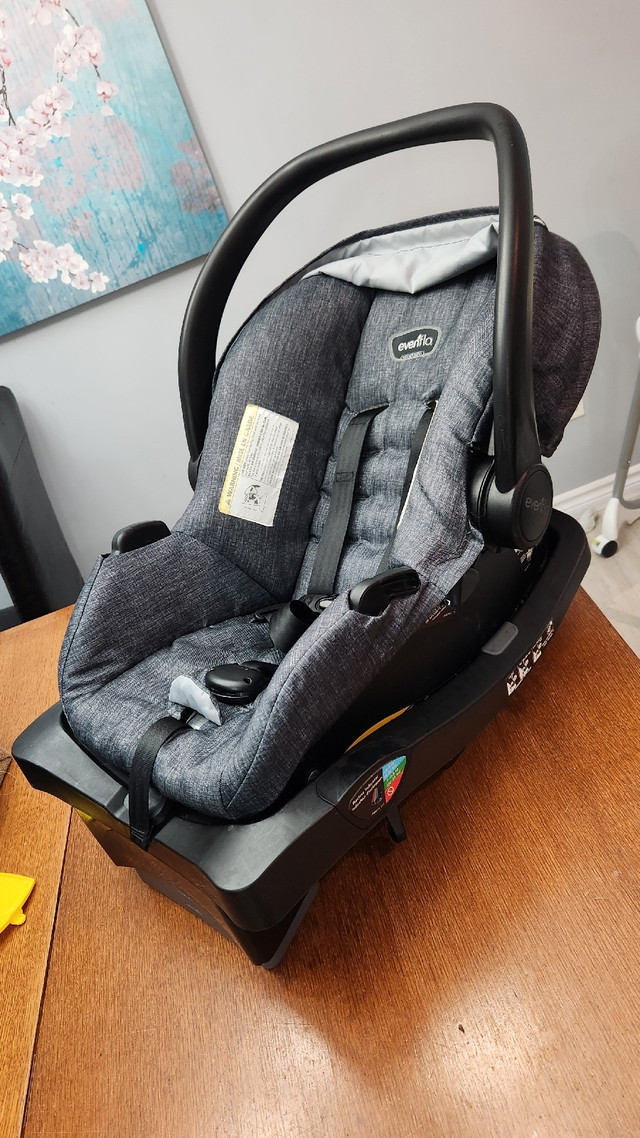 Evenflo Litemax 35 bucket seat and car base in Strollers, Carriers & Car Seats in Corner Brook - Image 4