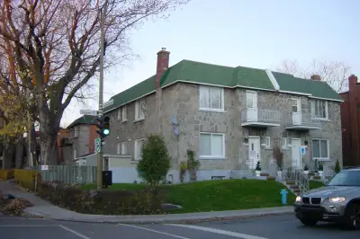 Room with private balcony and furniture Short walk from University and metro stations The room is in...