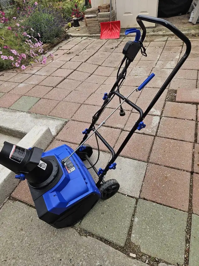 SnowJoe Electric Snow Blower in Snowblowers in City of Toronto - Image 9