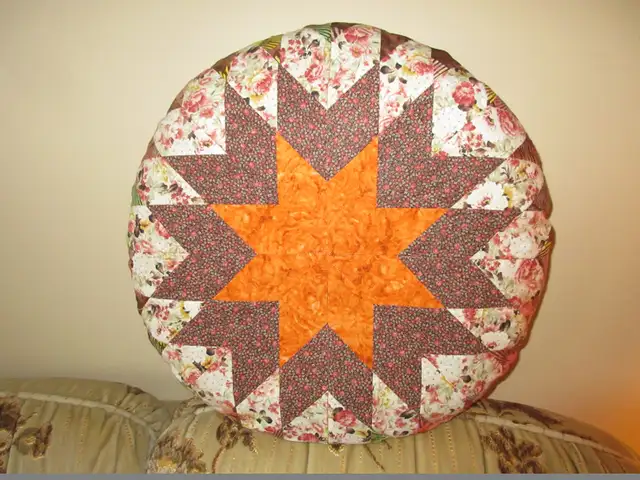 Christmas Star Quilted Cushion in Home Décor & Accents in Saskatoon - Image 5
