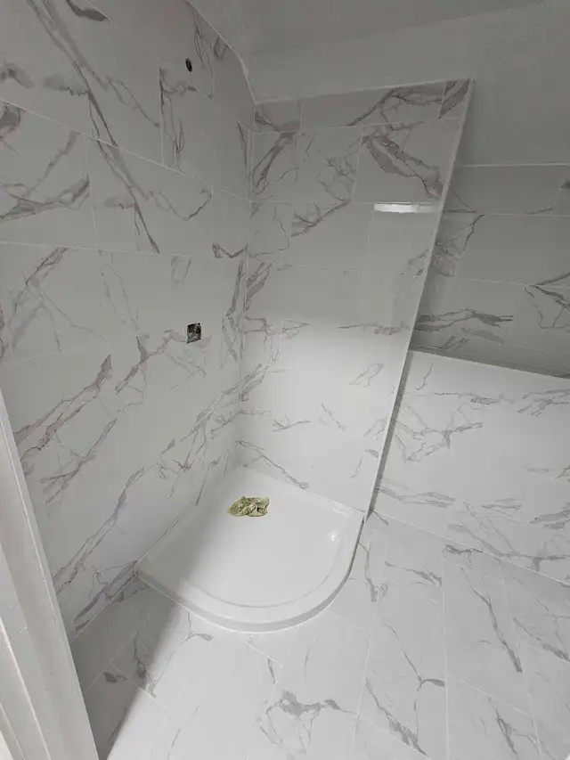 Tile installer 476380019850618881