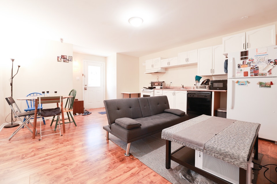 Dec - Large 1bd+Den + HugeStorage, All Utilities Incl! Brittania 1