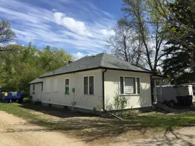 WEYBURN HOUSE FOR RENT