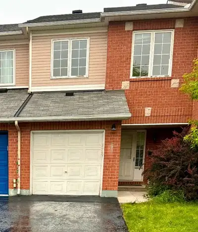 Location: Chapel Hill North, Innes Road & Orleans Blvd (15 min to Downtown Ottawa)  ✔️ Walking dista...