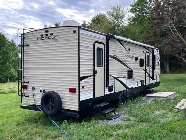 2018 Hideout 28’ BHS  with Cold Mountain Package in Travel Trailers & Campers in Bridgewater - Image 4