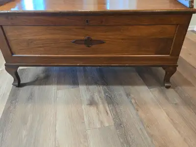 Vintage Cedar Chest, solid oak with cedar interior. Made by The Honderick Furniture Co. Milverton, O...