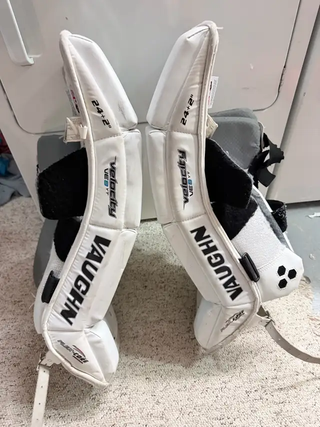 Vaughn Velocity VE8 YT Goalie Pads in Hockey in Markham / York Region - Image 3