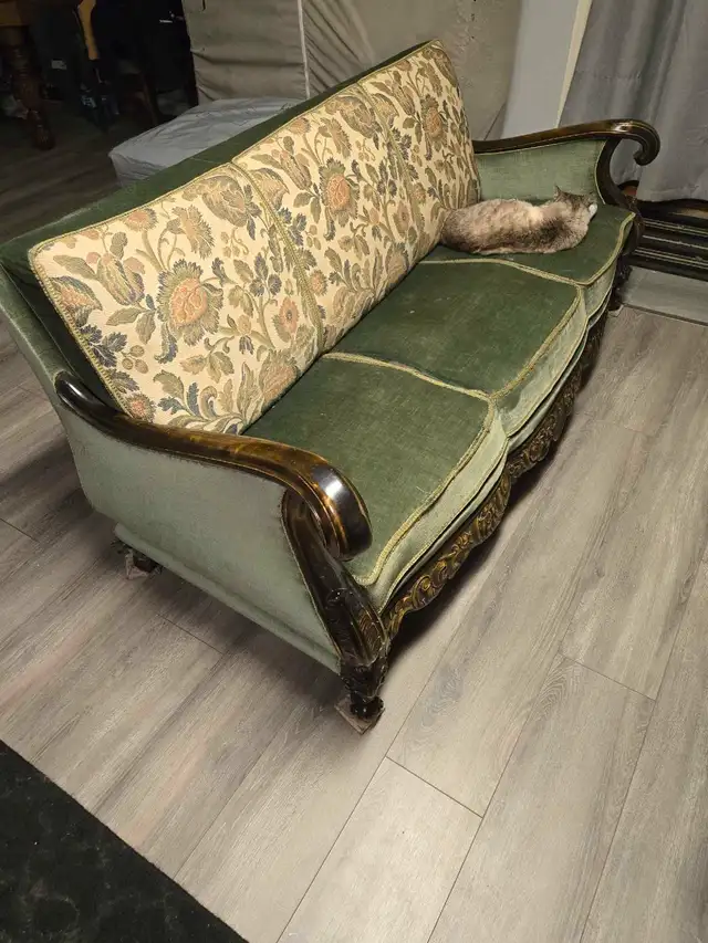 antique couch in Couches & Futons in Kamloops - Image 4