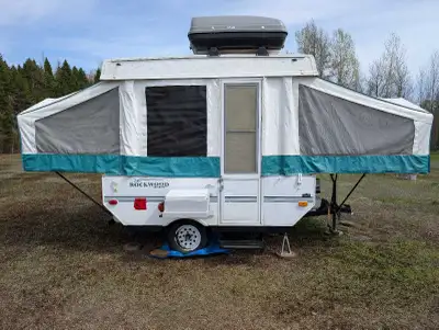 Tente roulotte à vendre de Marque : Rock W , Modèle : 1640 L , Année: 2003 , Masse nette : 547. Très...