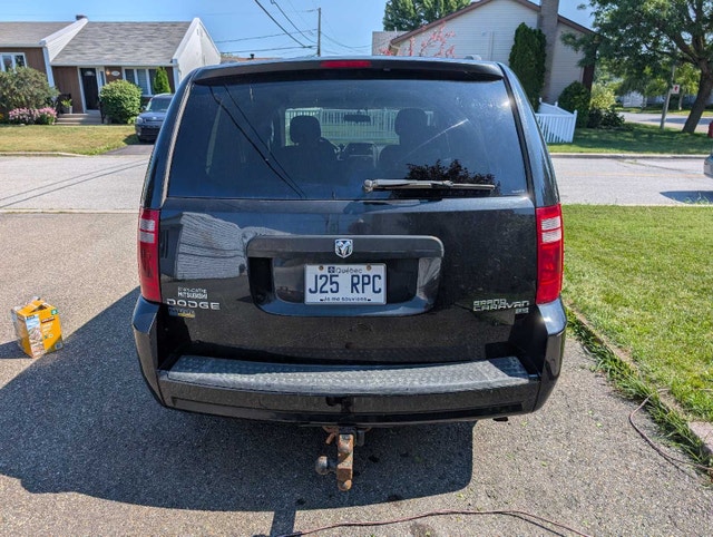 Dodge Grand Caravan 2010 stow and go — photo 2