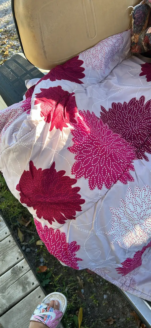 Comforters and blankets double and single $20 each in Bedding in Peterborough - Image 9