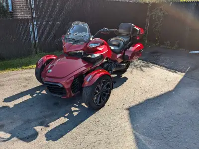 Voici une Spyder F3 Limited 2018 avec un moteur de 1330cc, idéale pour ceux qui recherchent une cond...
