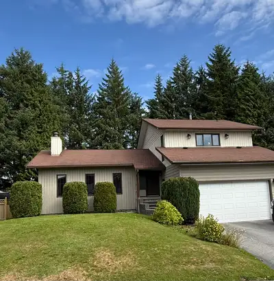 Executive 6-Bedroom Home in a Prime Location Welcome to this spacious, executive-style home featurin...