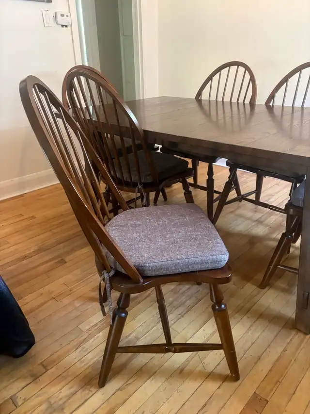 wooden dining room table, buffet and 6 chairs in Dining Tables & Sets in City of Toronto - Image 8