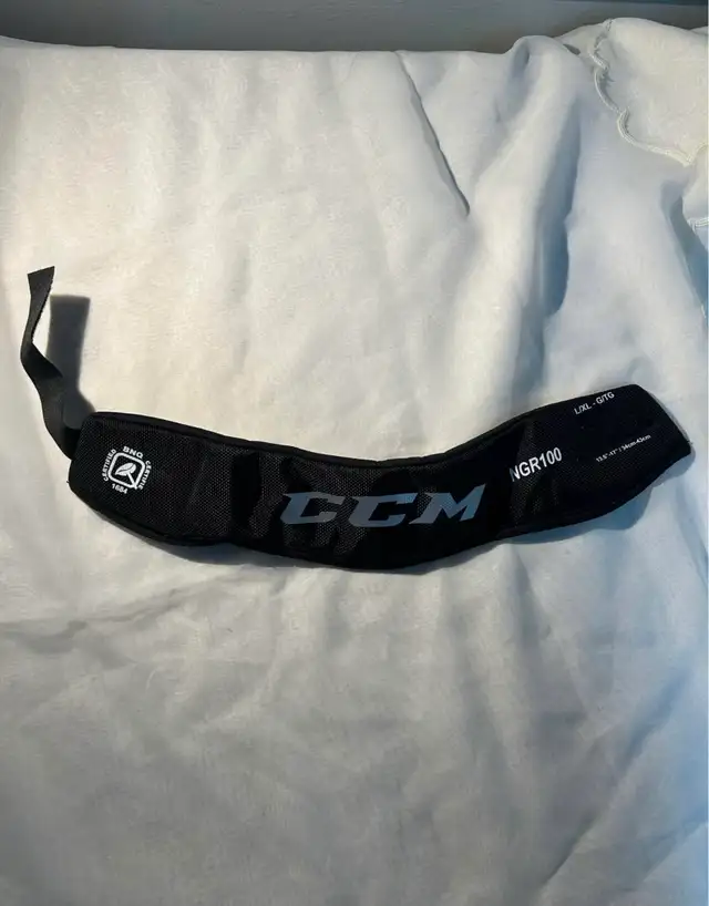 Small hockey equipment  in Hockey in Brantford - Image 9