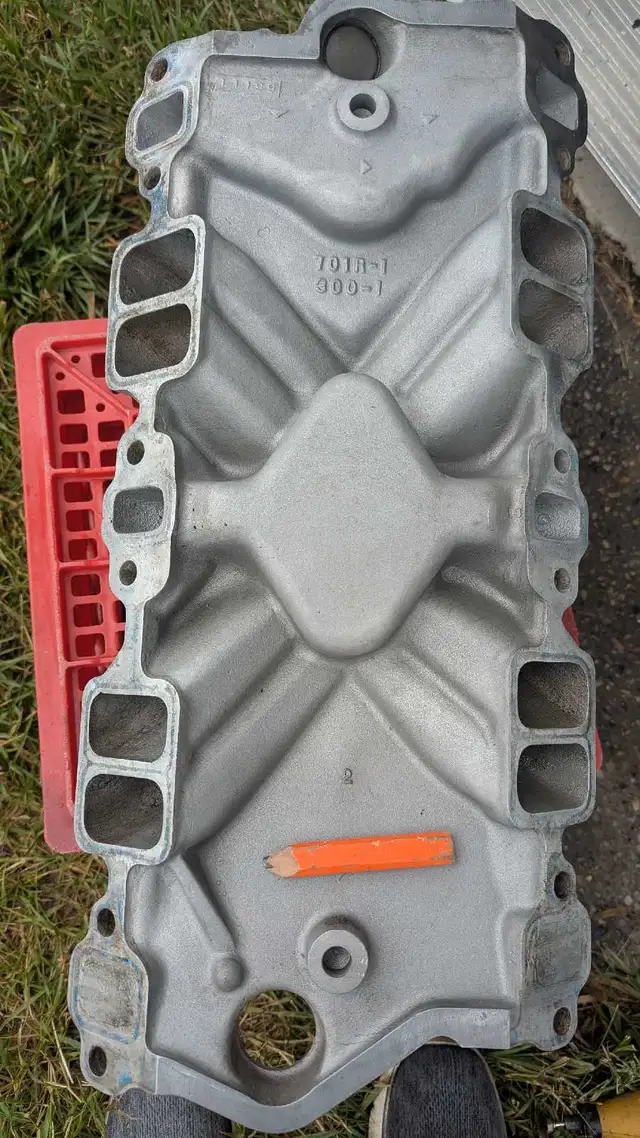 Holley Street Dominator intake manifold  in Engine & Engine Parts in Calgary - Image 7