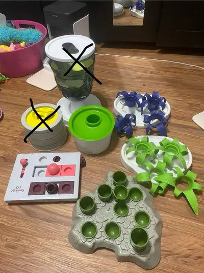 Plusieurs jouets interactifs pour chien à vendre. 1e photo : patte aikiou 10$ 2e photo : bol / gamel...