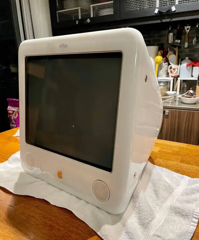 Apple 17” eMac, EMC 2057 (Q86J) - For Parts64595458967043121