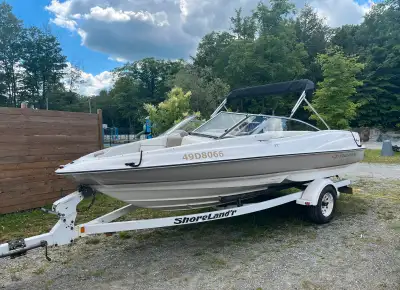 Découvrez ce superbe bateau Regal Marine, un bateau bowrider, parfait pour des journées inoubliables...