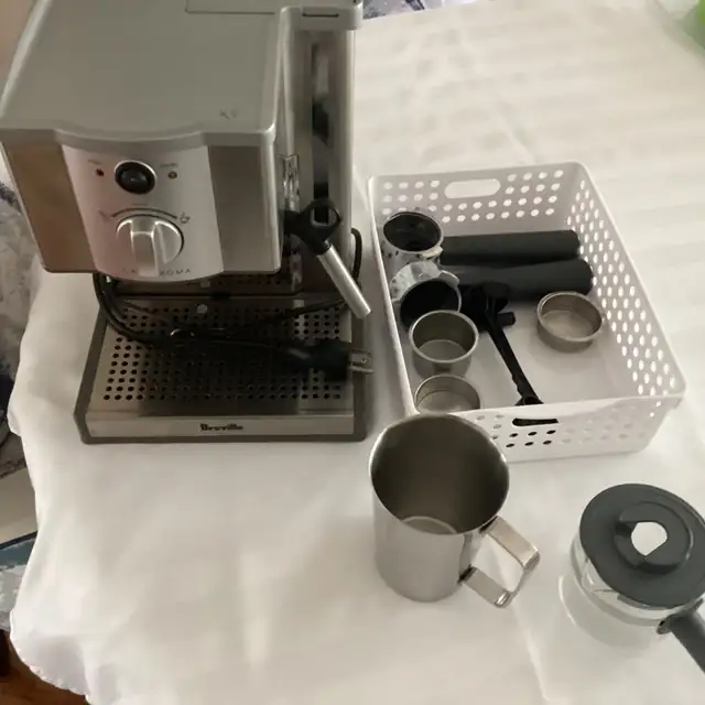 Breville Cafe Rona Espresso Machine in Coffee Makers in Barrie - Image 4